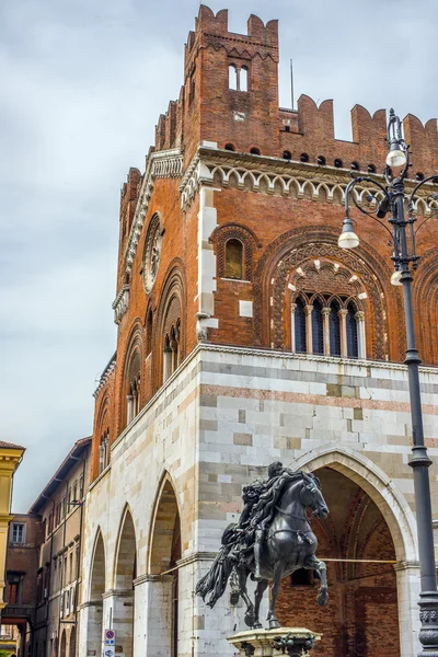 Palazzo Gotico y estatua de Alessandro Farnese. Piacenza, Emili — Foto de Stock