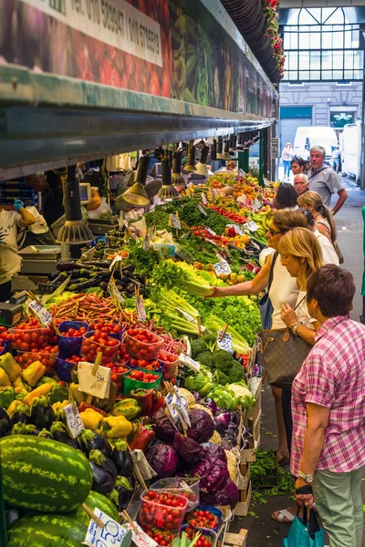 Zelinář stánek na trhu Mercato Orientale Genova. Lig — Stock fotografie