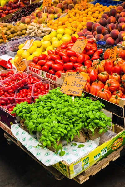 Greengrocer stall no mercado Mercato Orientale de Génova. Ita. — Fotografia de Stock