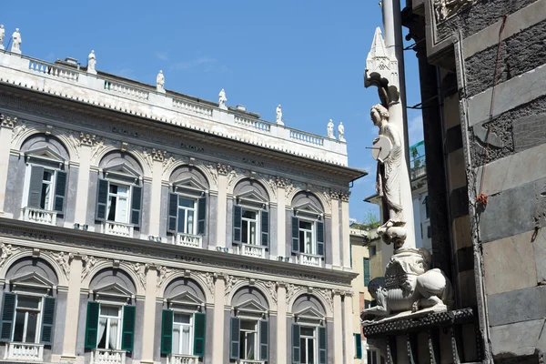 Statua Arrotino in facciata della cattedrale di San Lorenzo di Genova, It — Foto Stock