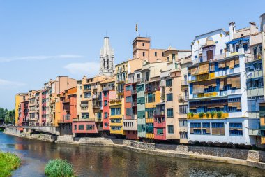 Onyar Nehri Girona şehir kapısı. İspanya