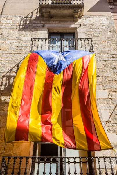 Flag of Catalonia waving in the downtown of Girona. Spain. — Stock Photo, Image