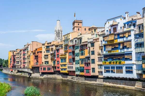 Onyar Nehri Girona şehir kapısı. İspanya — Stok fotoğraf