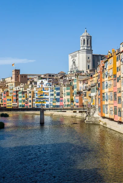 Onyar rivier oversteken van het centrum van Girona. Spanje — Stockfoto