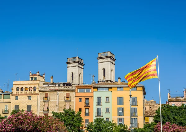 Bandera de Cataluña ondeando en el centro de Girona. España . — Foto de Stock
