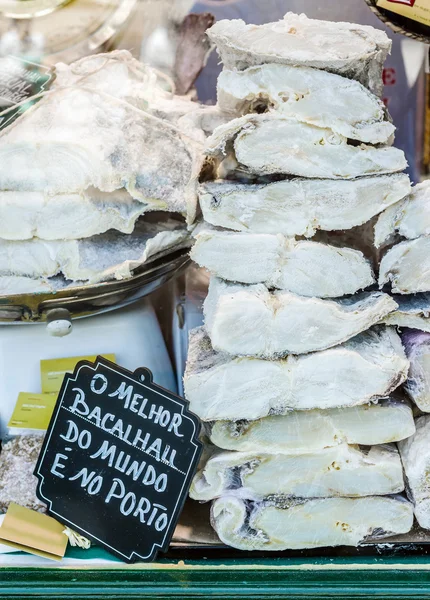 Armazém cheio de bacalhau cru, seco e salgado . — Fotografia de Stock