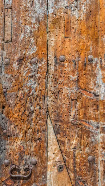 Fondo de puerta de madera envejecida con tornillos oxidados metálicos . — Foto de Stock