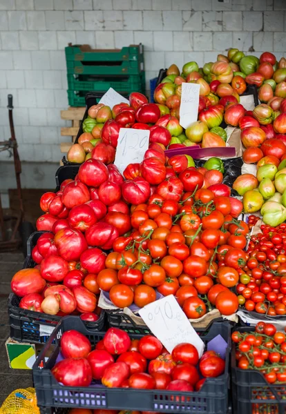 Tomates frescos maduros num mercado, Itália . — Fotografia de Stock