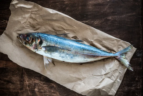 Un sugarello fresco su carta rustica . — Foto Stock