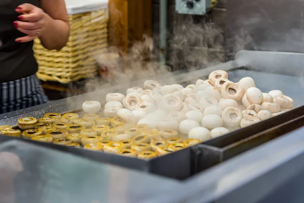 Cooking mushrooms in a kitchen. — Stock Photo, Image