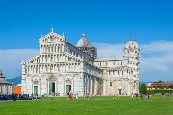 Duomo Pisa Piazza dei Miracoli kare içinde. Toskana, İtalya. — Stok fotoğraf