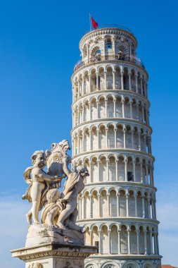Fontana dei dayamıyor leaning tower arka plan ile. Pisa, İtalya