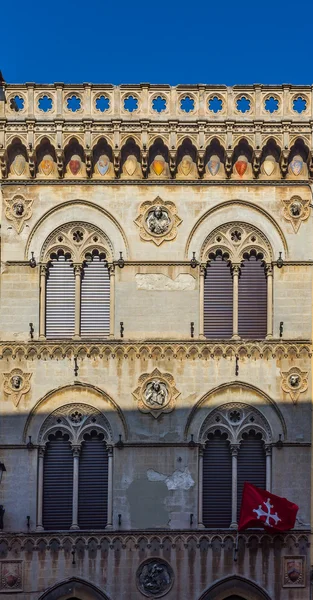 Antieke gevel in een straat van Pisa. Italië. — Stockfoto