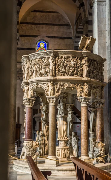 Predikstolen av Primaziale di Santa Maria Assunta katedral. Pisa, Ita — Stockfoto