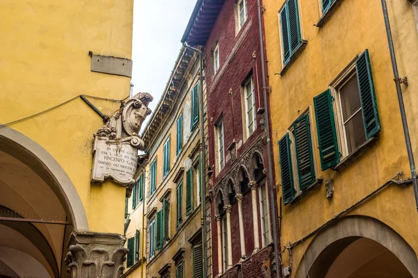 Fachada antigua en una calle Pisa. Italia . — Foto de Stock