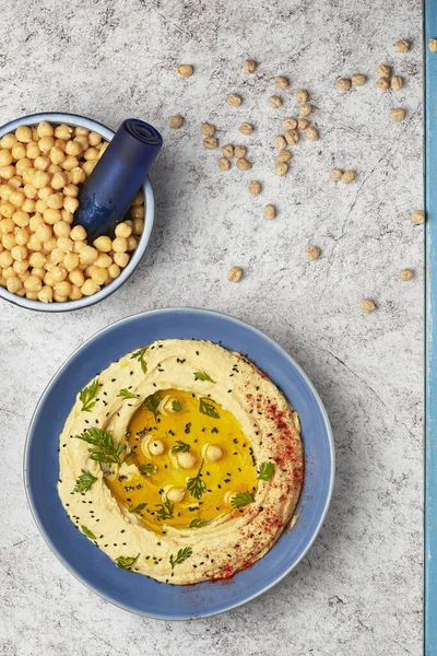 Hummus Garniert Mit Ganzen Kichererbsen Olivenöl Und Paprika Ein Typisches — Stockfoto