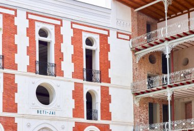 Madrid, İspanya - 27 Mart 2021. Antik Beti-Jai Pelota mahkemesinin başlıca cephesi, 1991 yılında bir Ulusal Anıt ilan etti. Madrid, İspanya.