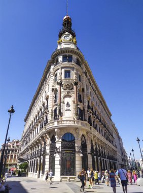 Madrid, İspanya - 9 Temmuz 2021. Hispano-Amerikan Bankası 'nın eski genel merkezi New Four Seasons Oteli' nin ön cephesi. Madrid şehir merkezi, İspanya.