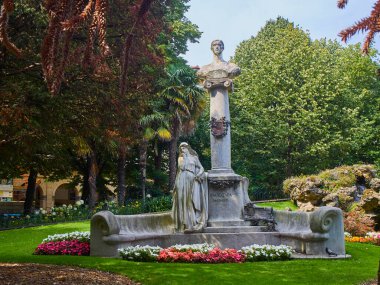 Plaza de Guipuzcoa Meydanı 'ndaki Jose Maria Usandizaga anıtı. San Sebastian, Bask Ülkesi, İspanya.