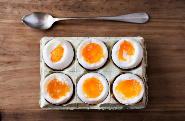 Půl tuctu měkké vařené vejce. — Stock fotografie