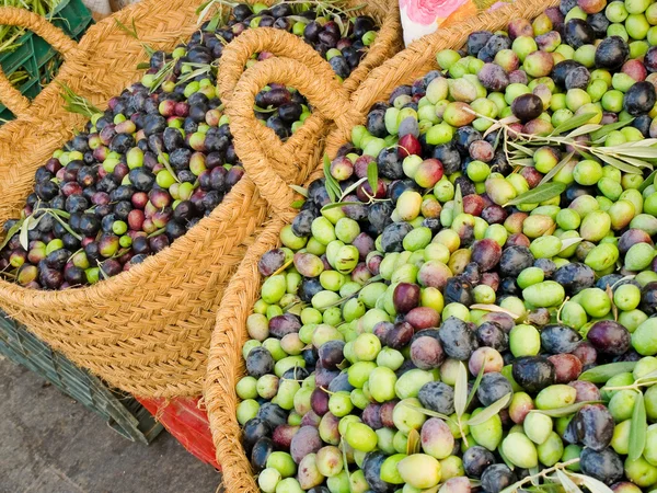 Świeże oliwki na rynku — Zdjęcie stockowe