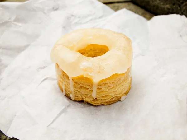 Cronut con cristales blancos . — Foto de Stock