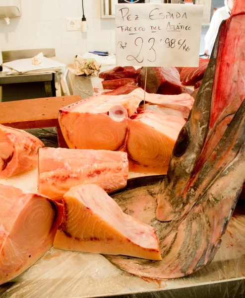 Trozos de pez espada en un mercado . — Foto de Stock