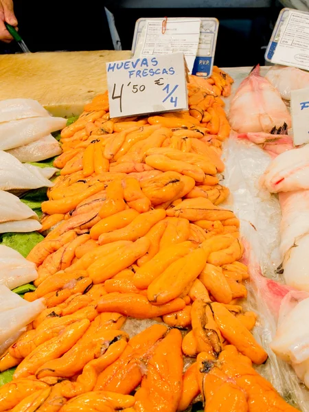 Capriole di pesce fresche in un mercato . — Foto Stock