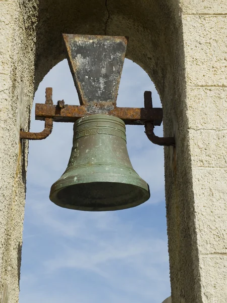 En klocka i en klockstapel. — Stockfoto