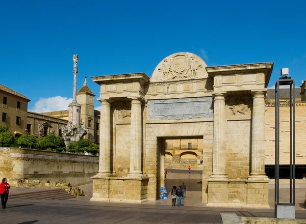 Puerta del puente. Cordoba, Andalusien. Spanien — Stockfoto