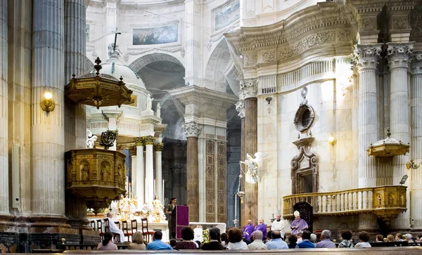 O Bispo Diocesano Rafael Zornoza Boy celebra a missa cristã na Catedral de Cádiz. Andaluzia, Espanha . — Fotografia de Stock