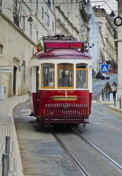 Tram Lisbona nel quartiere Bairro Alto, Lisbona . — Foto Stock