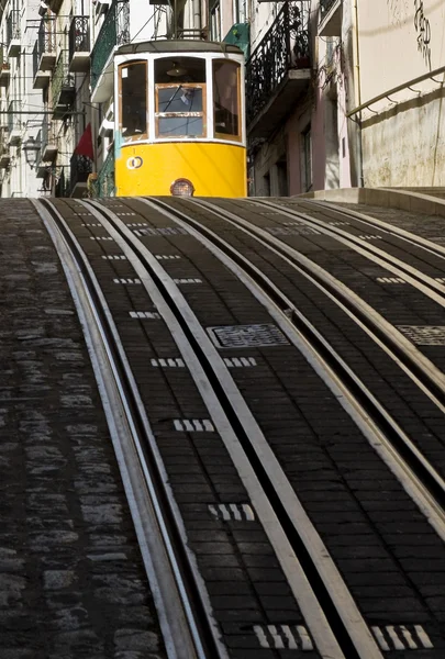 Tram Lisbona nel quartiere Bairro Alto, Lisbona . — Foto Stock