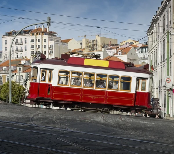 Tranvía de Lisboa en el distrito de Bairro Alto, Lisboa . — Foto de Stock