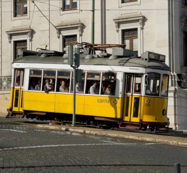 Bairro Alto bölgesinde, Lizbon Lizbon tramvay.