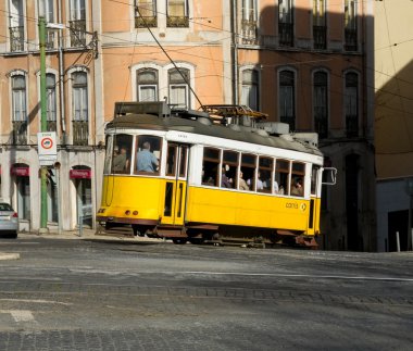 Bairro Alto bölgesinde, Lizbon Lizbon tramvay.