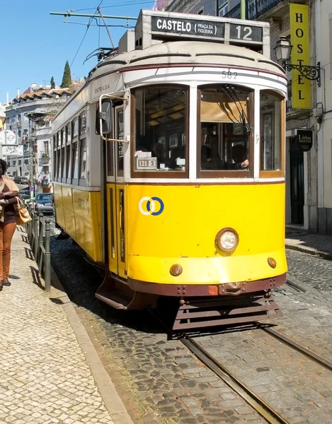 Lisbon strassenbahn im alfama viertel, lisbon. — Stockfoto