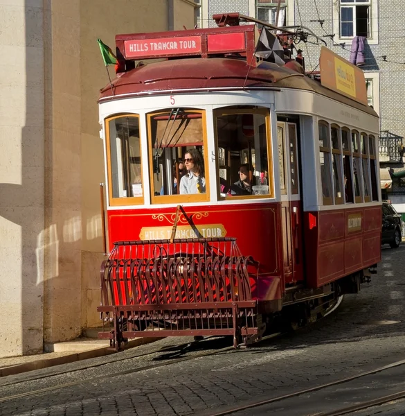 Eléctrico de Lisboa no bairro de Alfama, Lisboa . — Fotografia de Stock