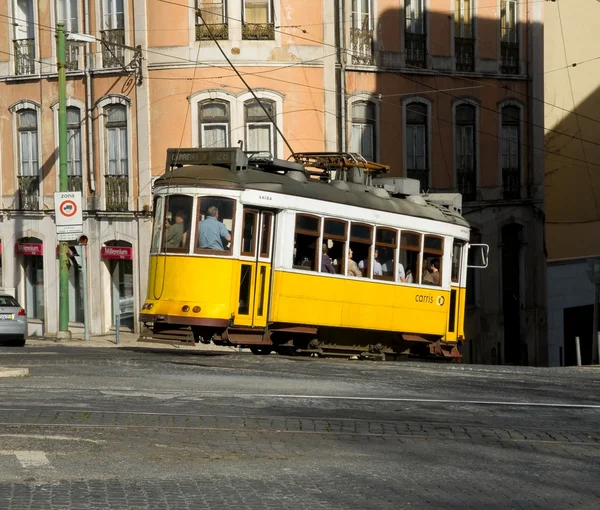 Lizbona tramwaj w dzielnicy Bairro Alto Hostel, Lizbona. — Zdjęcie stockowe