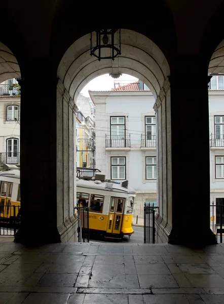 Tram Lisbona nel quartiere Bairro Alto, Lisbona . — Foto Stock