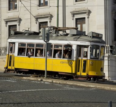 Bairro Alto bölgesinde, Lizbon Lizbon tramvay.