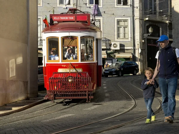 Tram Lisbona nel quartiere Alfama, Lisbona . — Foto Stock