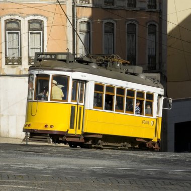 Bairro Alto bölgesinde, Lizbon Lizbon tramvay.