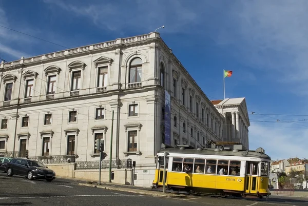 Lizbony Parlament i tramwajowy w dzielnicy Bairro Alto Hostel, Lizbona. — Zdjęcie stockowe