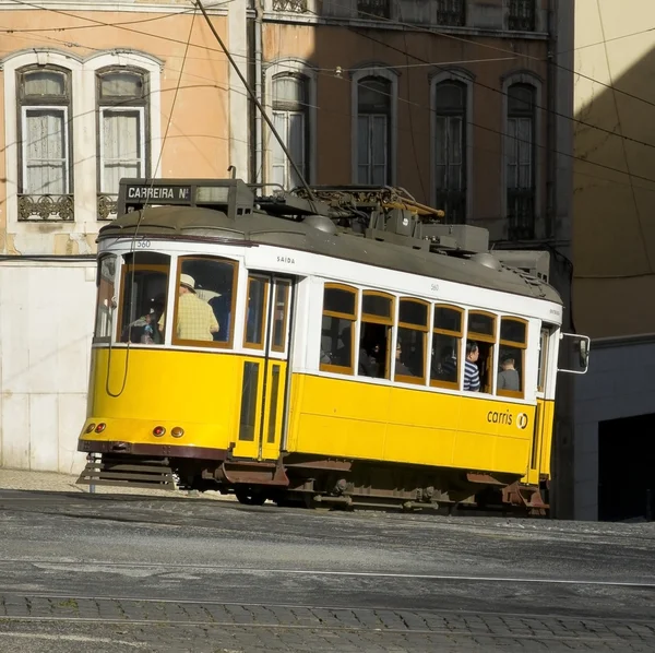 Лиссабонский трамвай в округе Байрро-Альто . — стоковое фото