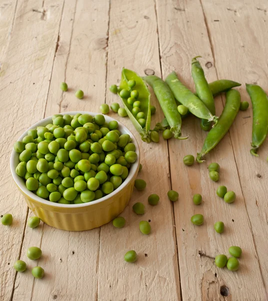 Ecologische verse groene erwten peulen. — Stockfoto