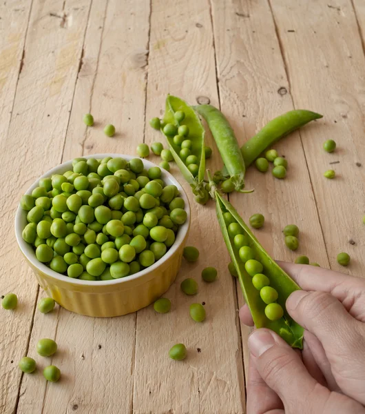 Ecologische verse groene erwten peulen. — Stockfoto