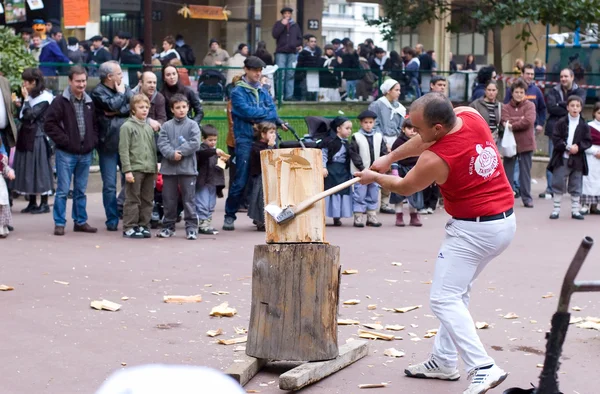 Basque rural sports. Harrijasotzaile, Aizkolari, wood-chopping. — Stock Photo, Image