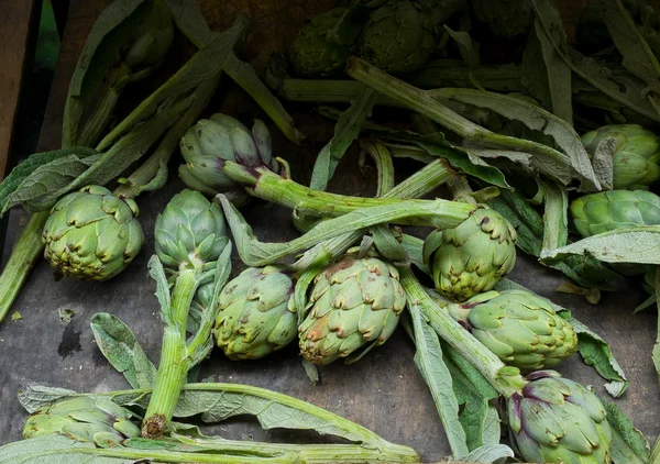 Carciofi un mercato . — Foto Stock