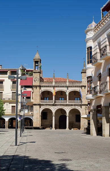 主要广场和卡塞雷斯 · 普拉森西亚市政厅。西班牙 — 图库照片